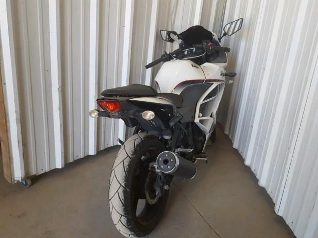 JKAEXMJ16BDA91834 - 2011 KAWASAKI EX250 J WHITE photo 4