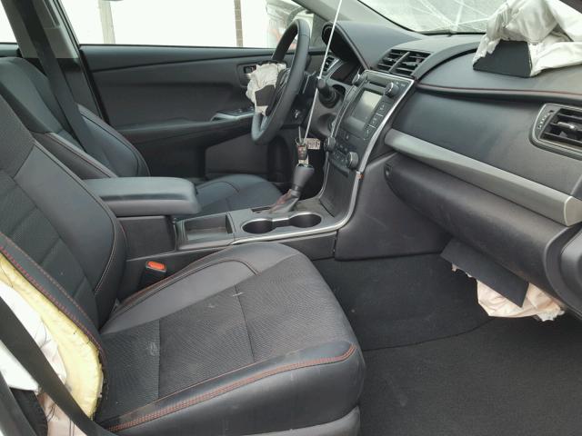 4T1BF1FK2HU392615 - 2017 TOYOTA CAMRY LE თეთრი ფოტო 5