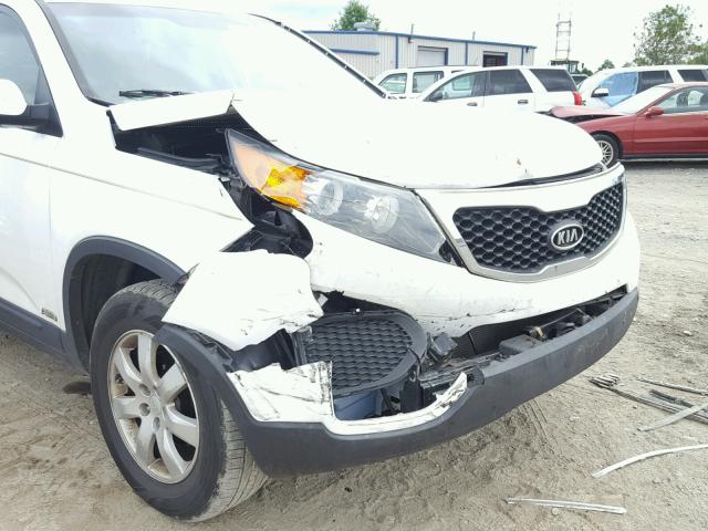 5XYKTCA10BG010081 - 2011 KIA SORENTO BA WHITE photo 9