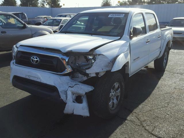 5TFLU4ENXFX137556 - 2015 TOYOTA TACOMA DOU WHITE photo 2