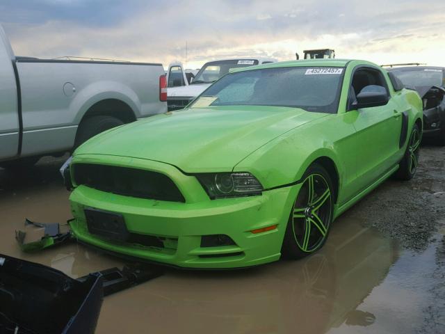 1ZVBP8AM4D5211759 - 2013 FORD MUSTANG GREEN photo 2