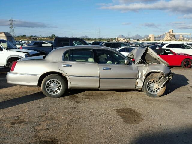 1LNHM82W8XY696282 - 1999 LINCOLN TOWN CAR S TAN photo 10