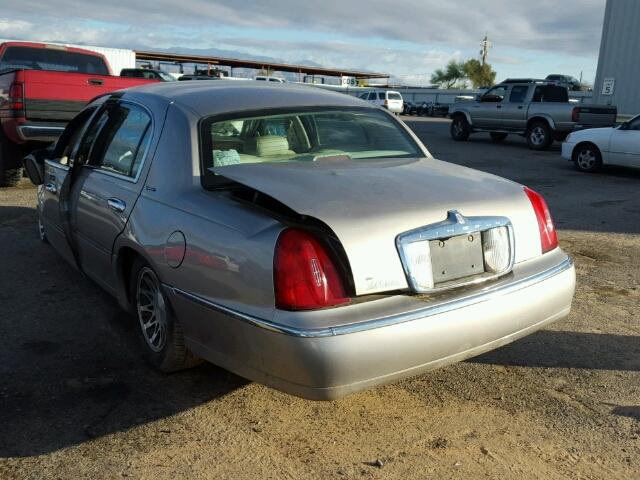 1LNHM82W8XY696282 - 1999 LINCOLN TOWN CAR S TAN photo 3