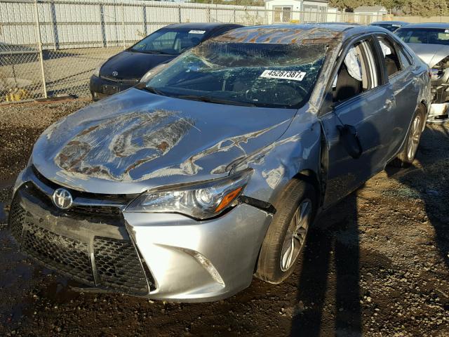 4T1BF1FK2FU036520 - 2015 TOYOTA CAMRY LE ვერცხლისფერი ფოტო 2