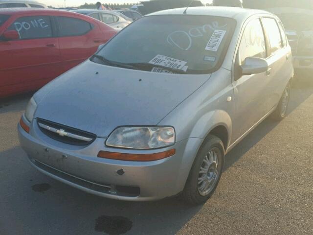 KL1TD62695B437231 - 2005 CHEVROLET AVEO BASE SILVER photo 2