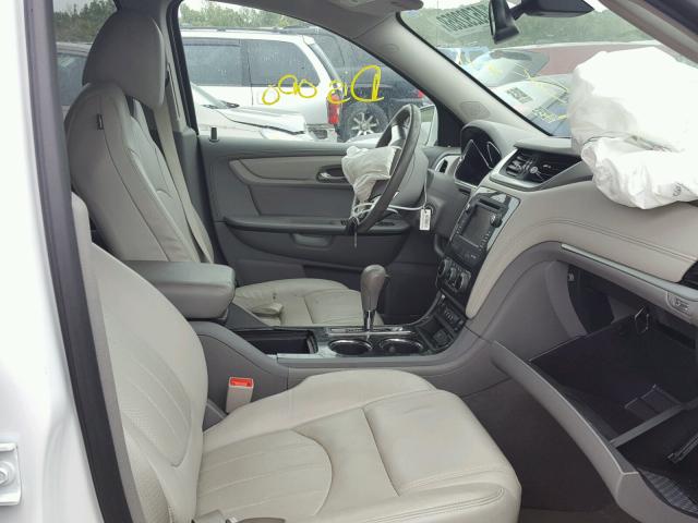 1GNKVJKD5HJ193257 - 2017 CHEVROLET TRAVERSE P WHITE photo 5