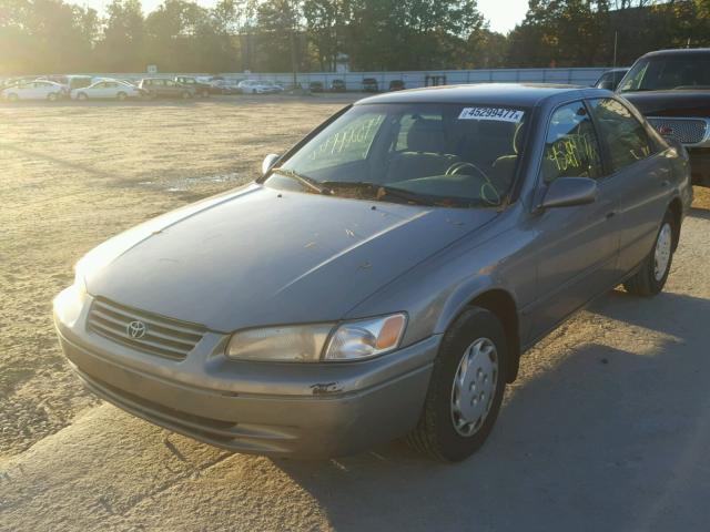 4T1BG22K0WU223957 - 1998 TOYOTA CAMRY CE GRAY photo 2