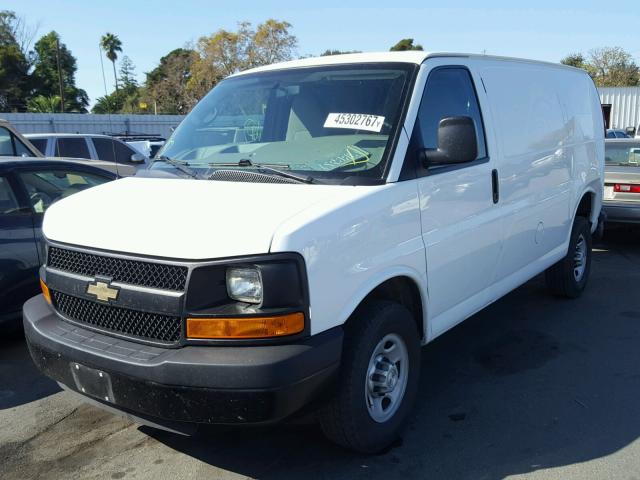 1GCWGFCA4E1205819 - 2014 CHEVROLET EXPRESS G2 WHITE photo 2