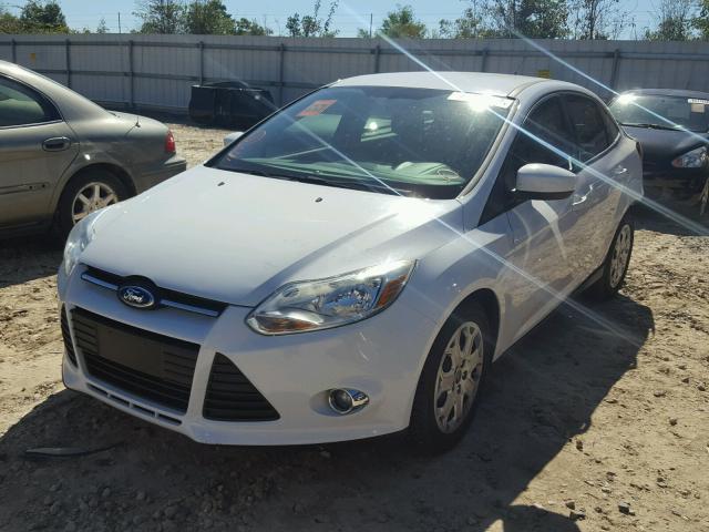 1FAHP3F29CL177146 - 2012 FORD FOCUS SE WHITE photo 2