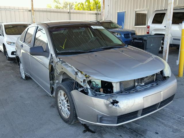 1FAHP35N18W159516 - 2008 FORD FOCUS SE SILVER photo 1