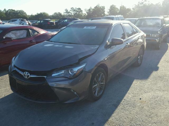 4T1BF1FK1HU336570 - 2017 TOYOTA CAMRY GRAY photo 2