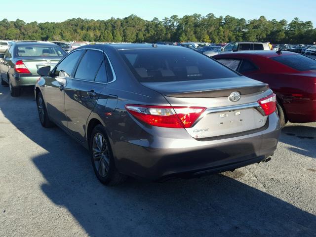 4T1BF1FK1HU336570 - 2017 TOYOTA CAMRY GRAY photo 3