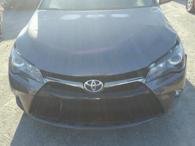 4T1BF1FK1HU336570 - 2017 TOYOTA CAMRY GRAY photo 7