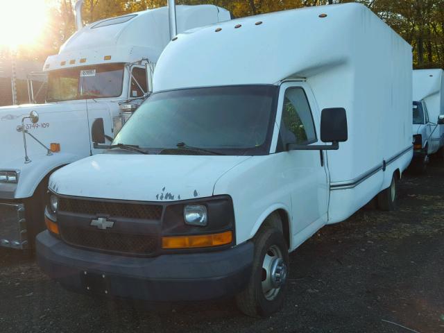 1GBJG31U031171417 - 2003 CHEVROLET EXPRESS G3 WHITE photo 2