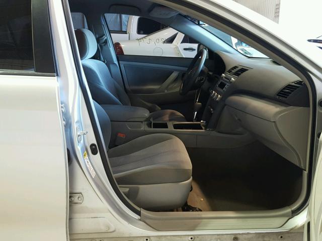 4T4BF3EK4BR160768 - 2011 TOYOTA CAMRY BASE SILVER photo 5