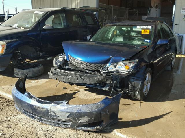 4T1BE32K13U185310 - 2003 TOYOTA CAMRY LE BLUE photo 2