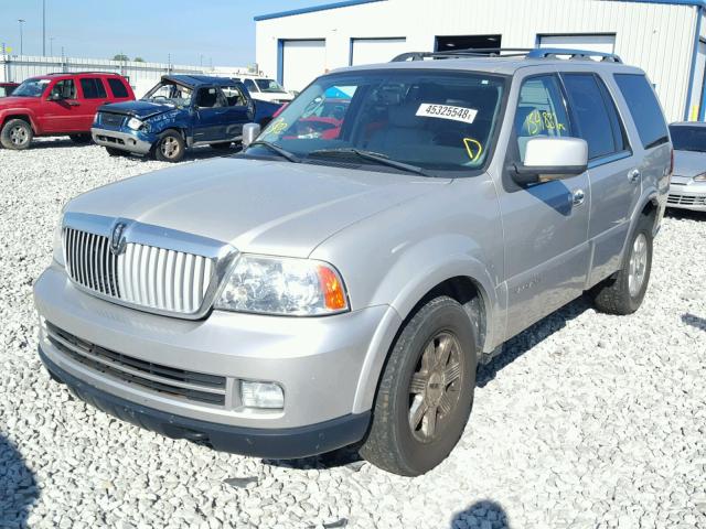 5LMFU28585LJ19861 - 2005 LINCOLN NAVIGATOR Srebrny zdjęcie 2