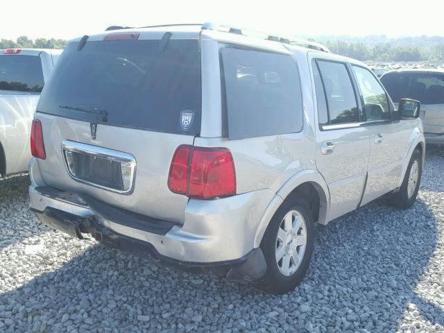 5LMFU28585LJ19861 - 2005 LINCOLN NAVIGATOR Srebrny zdjęcie 4