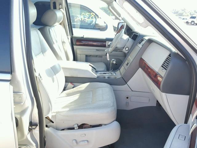 5LMFU28585LJ19861 - 2005 LINCOLN NAVIGATOR Srebrny zdjęcie 5