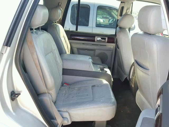 5LMFU28585LJ19861 - 2005 LINCOLN NAVIGATOR Srebrny zdjęcie 6