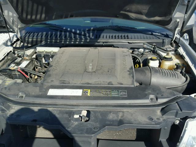 5LMFU28585LJ19861 - 2005 LINCOLN NAVIGATOR Srebrny zdjęcie 7