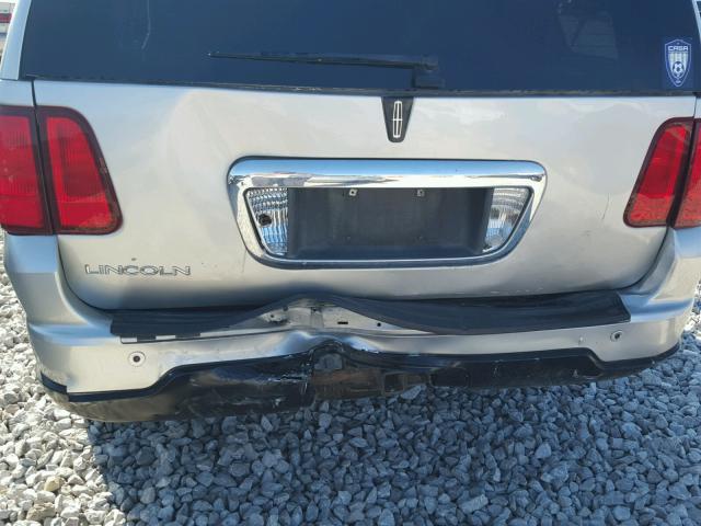 5LMFU28585LJ19861 - 2005 LINCOLN NAVIGATOR Srebrny zdjęcie 9