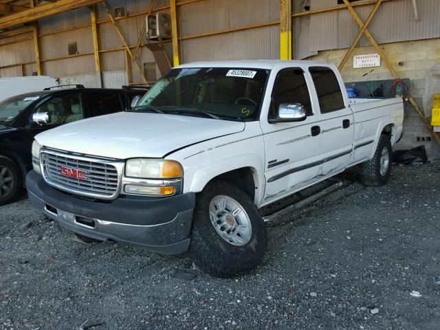 1GTHC23192F237032 - 2002 GMC SIERRA WHITE photo 2