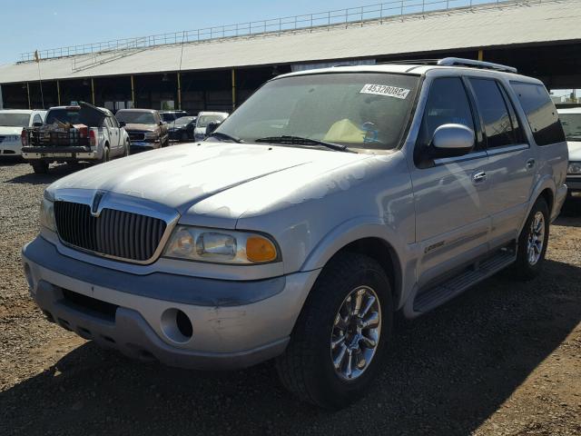 5LMPU28L4WLJ53252 - 1998 LINCOLN NAVIGATOR SILVER photo 2