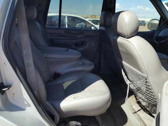 5LMPU28L4WLJ53252 - 1998 LINCOLN NAVIGATOR SILVER photo 6