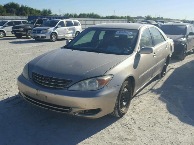 4T1BE32K62U607747 - 2002 TOYOTA CAMRY LE BEIGE photo 2