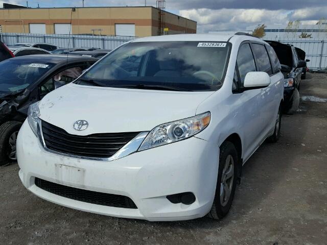 5TDKK3DC6CS184354 - 2012 TOYOTA SIENNA LE WHITE photo 2