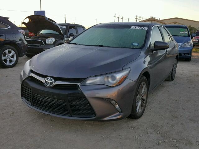 4T1BF1FK0GU574554 - 2016 TOYOTA CAMRY LE 灰色 照片 2