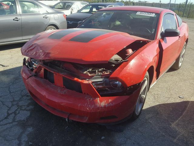 1ZVBP8AN0A5157803 - 2010 FORD MUSTANG RED photo 2