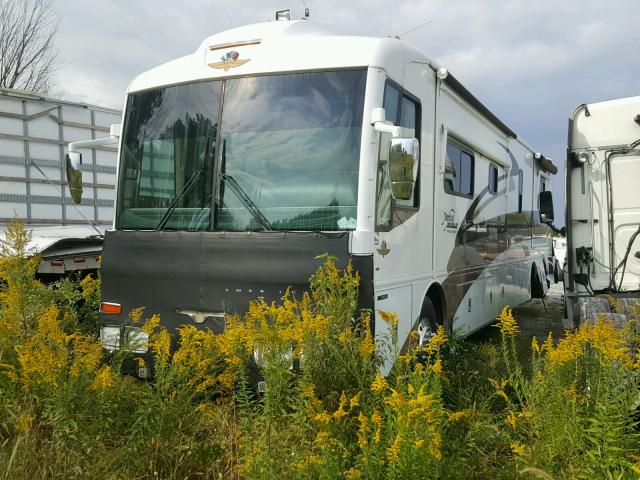 4VZBR49901C038673 - 2001 SPARTAN MOTORS MOTORHOME WHITE photo 2