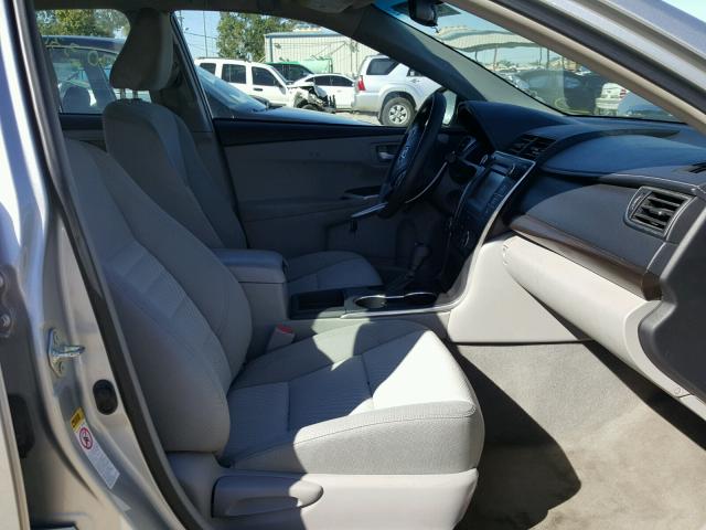 4T4BF1FK7FR476660 - 2015 TOYOTA CAMRY LE ვერცხლისფერი ფოტო 5