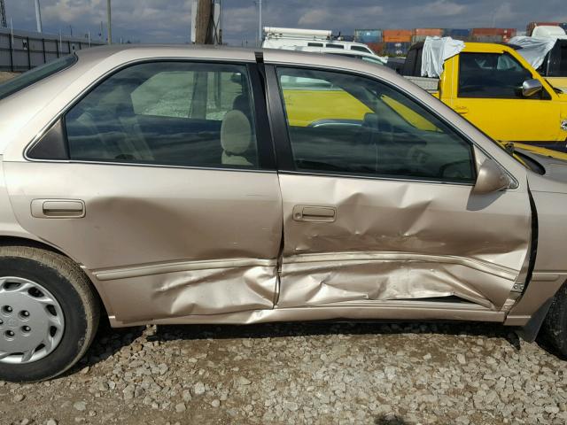 4T1BG22KXWU204736 - 1998 TOYOTA CAMRY CE TAN photo 9