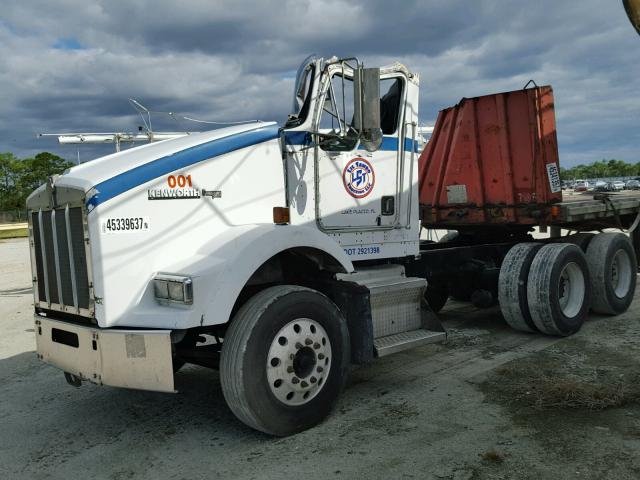 1XKDD09X5YJ861352 - 2000 KENWORTH CONSTRUCTI WHITE photo 2