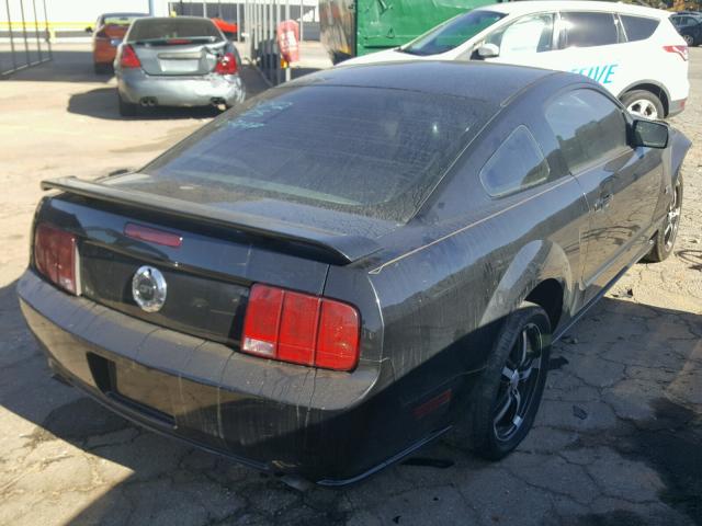 1ZVFT82H765118042 - 2006 FORD MUSTANG GT BLACK photo 4