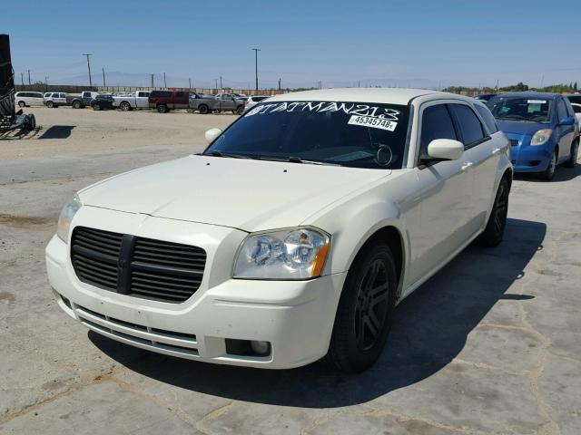 2D4GV582X5H661513 - 2005 DODGE MAGNUM R/T CREAM photo 2