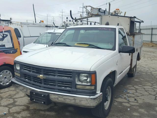 1GBGC34R7YR218142 - 2000 CHEVROLET C3500 WHITE photo 2