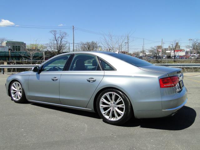 WAUAVAFDXCN003496 - 2012 AUDI A8 QUATTRO GRAY photo 4