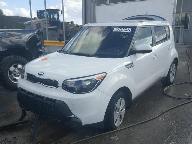 KNDJN2A20G7404080 - 2016 KIA SOUL WHITE photo 2