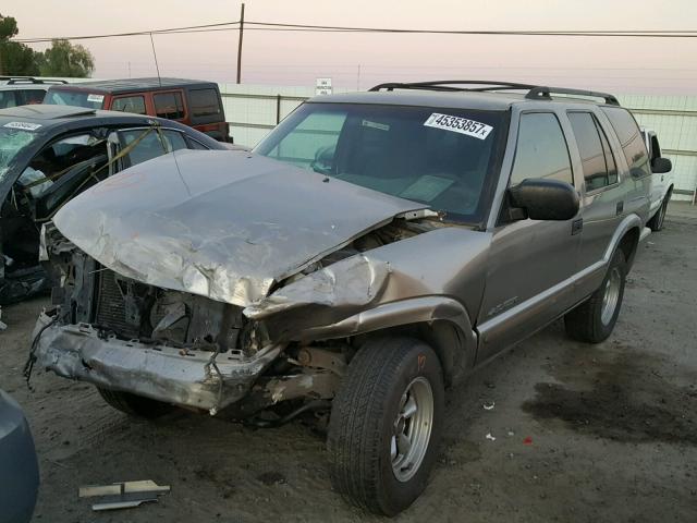 1GNCS13WX2K136356 - 2002 CHEVROLET BLAZER TAN photo 2