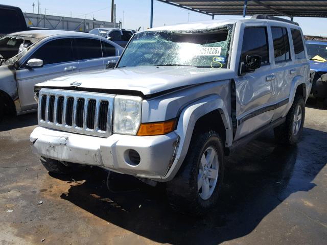 1J8HG48K18C140623 - 2008 JEEP COMMANDER SILVER photo 2