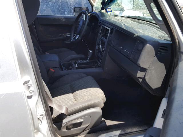 1J8HG48K18C140623 - 2008 JEEP COMMANDER SILVER photo 5