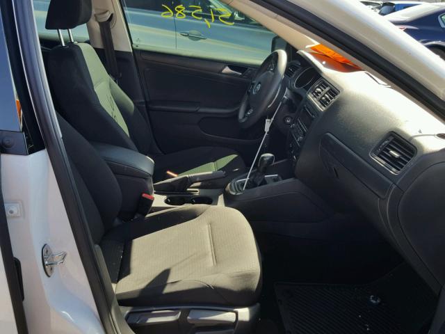 3VW2K7AJ3FM415397 - 2015 VOLKSWAGEN JETTA BASE WHITE photo 5