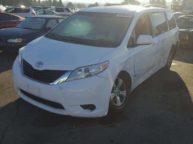 5TDKK3DCXES486474 - 2014 TOYOTA SIENNA LE WHITE photo 2