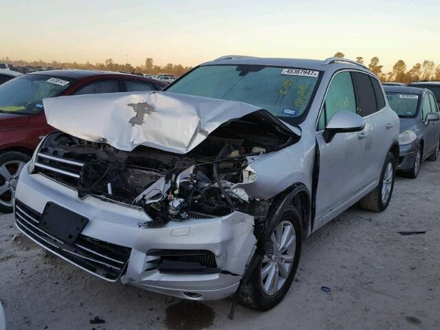 WVGEP9BP7DD001141 - 2013 VOLKSWAGEN TOUAREG V6 SILVER photo 2