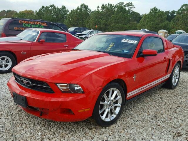 1ZVBP8AM3B5125534 - 2011 FORD MUSTANG RED photo 2