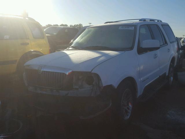 5LMFU28R84LJ40663 - 2004 LINCOLN NAVIGATOR WHITE photo 2